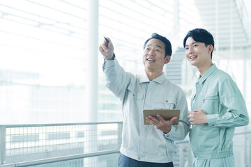 工場で点検をする作業員