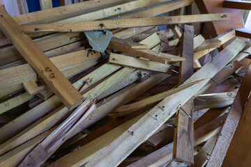 解体される老朽化した建物