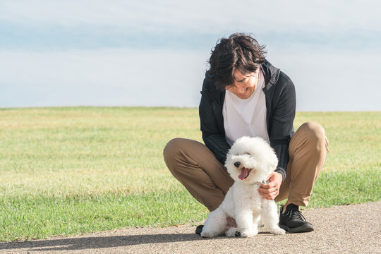 犬の散歩をする中年・ミドルの日本人男性（歩く）犬, ペット, 散歩, 愛犬家, 男性, 飼い主, 犬
