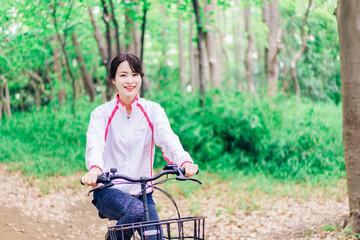 Obraz premium 自然の中でサイクリングを楽しむ若い女性