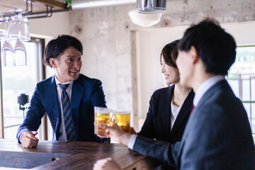 飲み会をする男女のビジネスパーソン