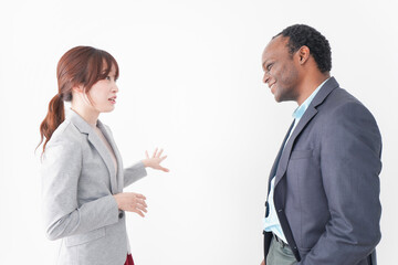 オフィスで意見交換をする2人のビジネスパーソン