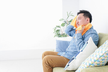 家でくつろぐ男性