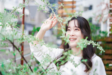 Obraz premium 庭でガーデニングをする若い女性