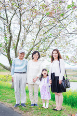 Obraz premium ランドセルを背負った女の子と家族