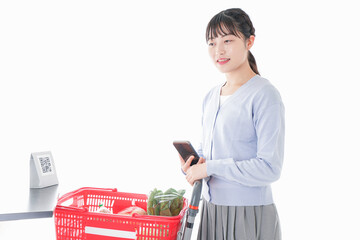 QRコード決済をする若い女性