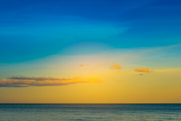 Obraz premium Enjoy a panoramic view of the skyline. The sun rises in the morning sky with colorful clouds. and beautiful cloud patterns In the soft light of the morning at sea 