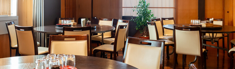 中華料理店の円卓、回転テーブル