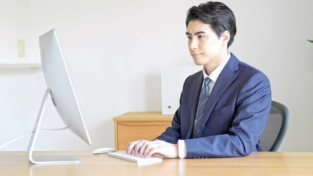 パソコン作業をするスーツを着た男性