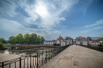 Fototapeta premium Chaves pequeño pueblo romano del norte de Portugal con edificios históricos