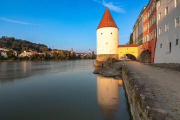 Schaiblingsturm am Ufer des Inn in Passau, Bayern im Morgenlicht