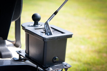 골프가 끝나고 청소기계로 골프채를 닦고 있다.