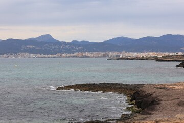 Blick auf die Küstenlandschaft des Mittelmeeres bei Palma de Mallorca