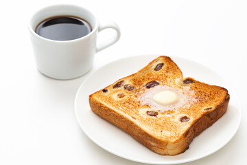 白背景にレーズンパンとコーヒー