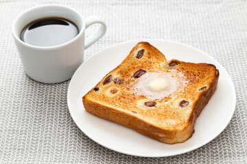 レーズンパンとコーヒー