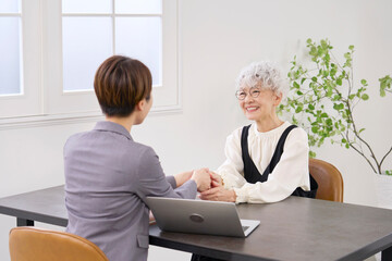保険の営業で契約をした高齢者女性