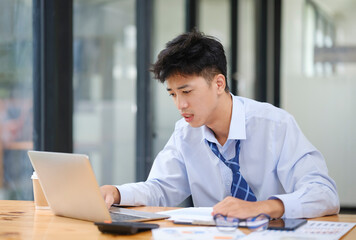 Obraz premium Stressed Businessman or Office Worker Facing Overwork and Pressure