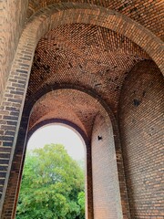 Passage gennem stor port, med flotte buer 