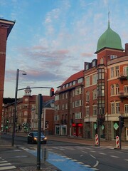 Gamle bygninger i urban by 