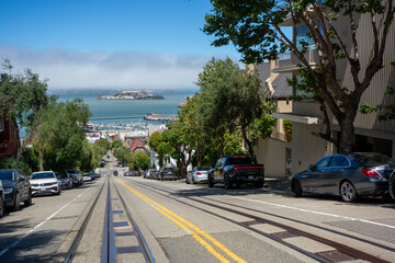 Obraz premium San Francisco, CA street in downtown San Francisco on a bright summer day