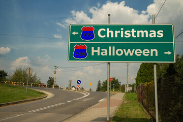 drogowskaz z oznaczeniem drogi Christmas oraz Halloween. Wybór drogi. © siwyk