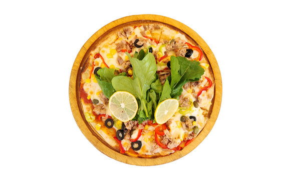 Tuna pizza prepared with tuna, cheese, corns, chopped onions, peppers and served with capers, green arugula leaves and sliced ​​lemon