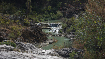 Fiume nel canyon nelle Marche in Italia