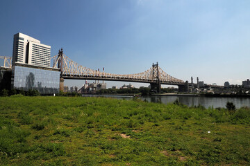 Fototapeta premium Ed Koch Queensboro Bridge connecting new york city manhattan to Roosvelt island and Queens
