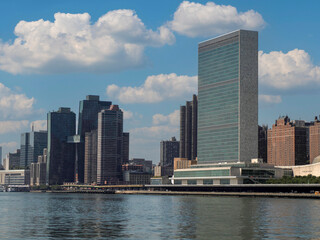 Fototapeta premium united nation building and new york manhattan skyscrapers building view from Roosvelt island