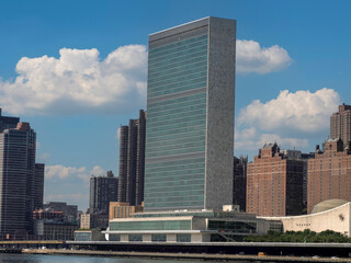 Obraz premium united nation building and new york manhattan skyscrapers building view from Roosvelt island