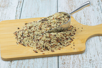 mélange de trois riz cru, en gros plan dans une cuillère