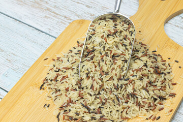 mélange de trois riz cru, en gros plan dans une cuillère