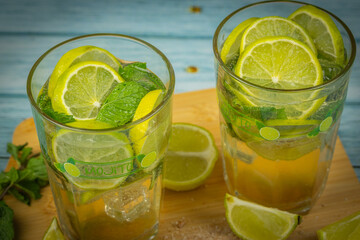 gros plan sur des verres de mojito sur une table	