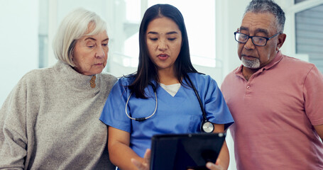 Obraz premium Nurse, elderly couple or discussion with tablet for medical result, healthcare exam or test at hospital. Female person, caregiver or health employee talking to senior patients on technology at clinic