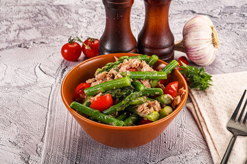 Canned tuna with asparagus salad