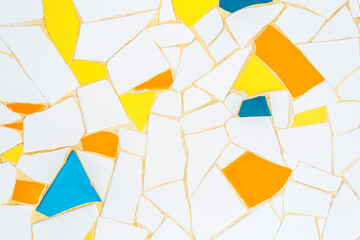Detalle de una pared decorada con trozos de azulejos de diferentes colores en Cabo de Palos,...