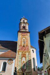 Häuser und Kirche in der Altstadt von Mittenwald in Bayern