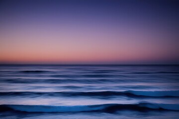Obraz premium Tranquil Twilight Above Gentle Ocean Waves with Warm Lavender Glow