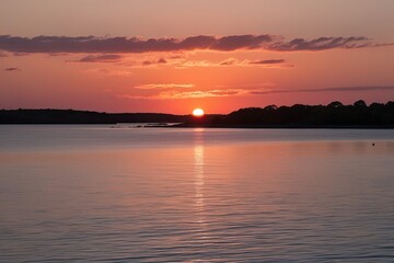 Obraz premium Breathtaking Sunset Over Tranquil Waters with Serene Light and Stunning Atmosphere