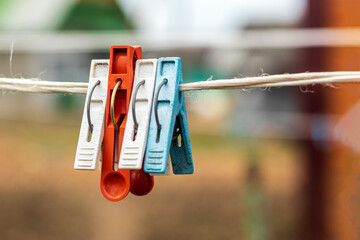 rope, clothespin. Leadership, the concept of different opinions, one is not like the other.