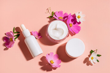 Obraz na płótnie Canvas Natural organic cosmetic products with delicate pink flowers