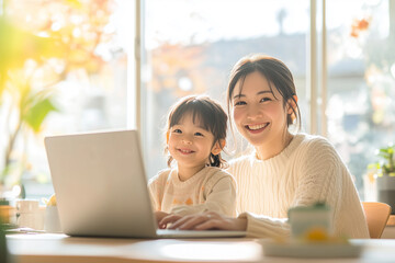 ノートパソコンを使う主婦