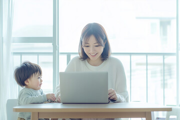 ノートパソコンを使う主婦