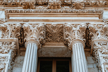 Obraz premium Intricate architectural details of historic building facade with columns