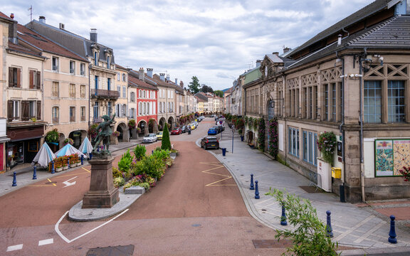 Ville de Remiremont dans les Vosges, rue principale