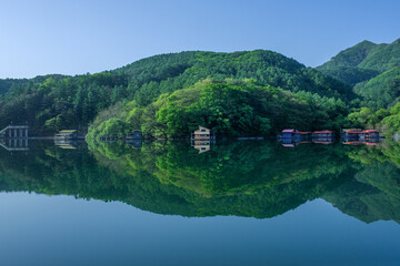 Fototapeta premium Beautiful colors of Emerald Lake reflection, morning view.