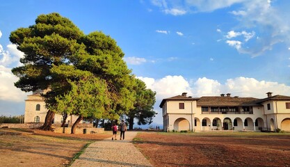 Obraz premium Photo of the Its Kale (Inner Fortress) and the Byzantine Museum of Ioannina, bathed in the warm glow of the afternoon summer sun.