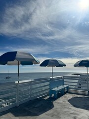 Naklejka premium umbrellas on the beach