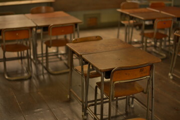 岡山県の旧遷喬尋常小学校にて