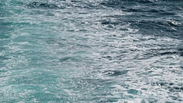 青い海面に伸びる航跡波